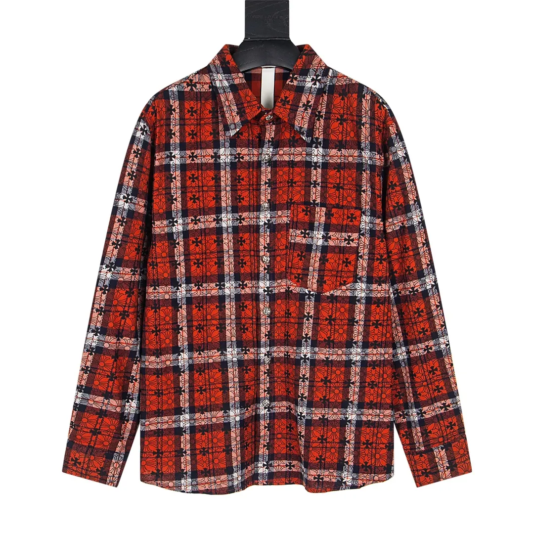 P240 Model No. Y650 CHROME HEARTS/CHROOME HEARTS CH All-over printed dark flower long-sleeved shirt. Custom-woven and dyed pure cotton sesame bottom plaid fabric. The finished fabric is then printed with dark flowers. The whole garment is hand-cut on the grid. The labor cost is high at the end of the year. Genuine leather hand-embroidered sleeves. High-quality distressed children's flower four-button buttons. The first batch on the entire network. Color: black red size: S-XL